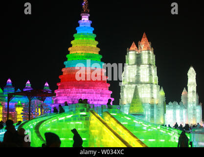 Cinese e i turisti stranieri che visitano la annuale internazionale di ghiaccio e Snow Sculpture Festival di Harbin, la capitale della Cina nord-est della provincia di Heilongjiang, 14 gennaio 2015. Il festival è il più grande del suo genere in tutto il mondo e per mostrare la più grande sculture di neve e ghiaccio in tutto il mondo come bene. Foto di Stefano rasoio/UPI Foto Stock