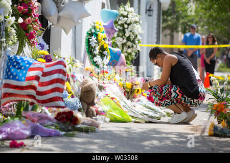 Erica cantra prega al di fuori di Emanuel metodista africana chiesa episcopale il 19 giugno 2015 a seguito di tiri che ha lasciato nove morti su Giugno 17, 2015 a Charleston, Carolina del Sud. Un sospetto, Dylann tetto, 21, è stato arrestato in connessione con i tiri. Foto di Kevin Liles/UPI Foto Stock