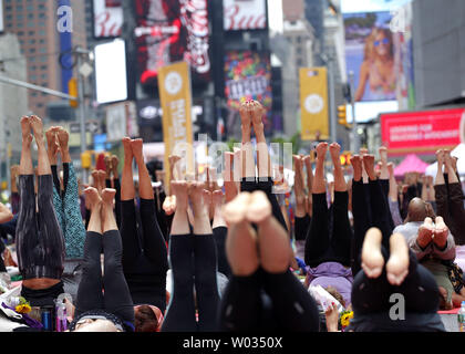 Migliaia di partecipanti si riuniscono in Times Square a praticare lo Yoga sulla giornata internazionale delle Nazioni Unite di Yoga nella città di New York il 21 giugno 2015. Più di 17.000 mila yogi sono attesi a partecipare in sei classi (circa 3 mila persone per classe) durante il XIII annuale di Solstice in Times Square. Foto di Giovanni Angelillo/UPI Foto Stock