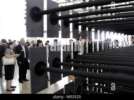 Visualizzazione dei partecipanti di una parete riempita con il Samsung Galaxy S6 bordo smartphone + quando Samsung lancia il Samsung Galaxy S6 + bordo e nota 5 al Samsung Galaxy spacchettato evento in Alice Tully Hall, Lincoln Center di New York City il 13 agosto 2015. Entrambi i telefoni cellulari sarà disponibile per l'acquisto di Agosto 21, 2015. Foto di Giovanni Angelillo/UPI Foto Stock