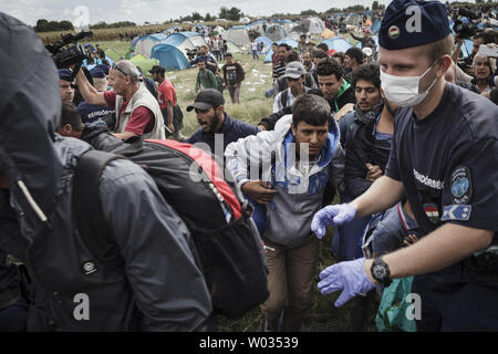 Rifugiati e migranti attendere a bordo di autobus vicino al Reszke crossing in Ungheria sul confine con la Serbia il 8 settembre 2015. Migliaia di profughi provenienti dalla Siria e altri paesi continuano a fare il loro modo di Ungheria in rotta verso la Germania e altri paesi in Europa occidentale. L'Ungheria sta cercando di terminare la costruzione di una recinzione per fermare la migrazione. Foto di Achilleas Zavallis/UPI Foto Stock