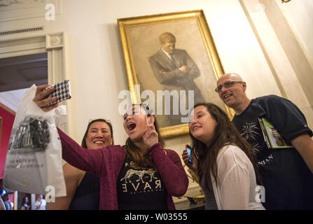 Una famiglia prende una 'selfie' photo davanti a un ritratto del Presidente John F. Kennedy durante una casa bianca tour a Washington D.C. il 1 luglio 2015. Oggi la Casa Bianca sollevato un 40-anno sulla fascia turistica prendendo le foto all'interno della Casa Bianca. Foto di Kevin Dietsch/UPI Foto Stock