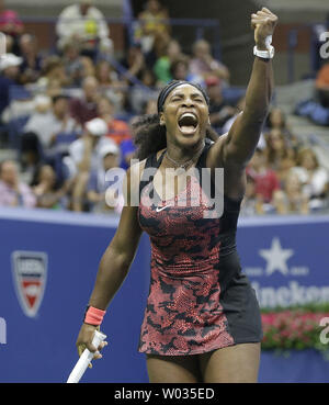 Serena Williams festeggia dopo aver vinto un punto nel secondo set della sua partita contro Bethanie Mattek-Sands nel terzo round di Arthur Ashe Stadium il giorno 5 presso la US Open Tennis campionati a USTA Billie Jean King National Tennis Center a New York City il 4 settembre 2015. Serena Williams sta cercando di diventare la prima donna a vincere il Tennis Grand Slam poiché Steffi Graf nel 1988. Foto di Giovanni Angelillo/UPI Foto Stock