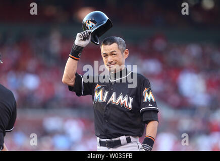 Miami Marlins Ichiro Suzuki suggerimenti il suo cappello alla folla dopo aver colpito un singolo nel primo inning contro il St. Louis Cardinals al Busch Stadium di St Louis il 15 agosto 2015. Con che ha colpito, Ichiro ha rotto il Ty Cobbs record di successi professionali. Foto di Bill Greenblatt/UPI Foto Stock