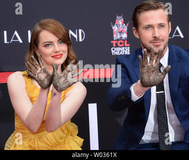 Attori Emma Stone e Ryan Gosling partecipare in una mano e il footprint cerimonia li immortalizzanti nel piazzale di TCL teatro cinese (in precedenza Grauman's Chinese Theater) nella sezione di Hollywood di Los Angeles il 7 dicembre 2016. Foto di Jim Ruymen/UPI Foto Stock