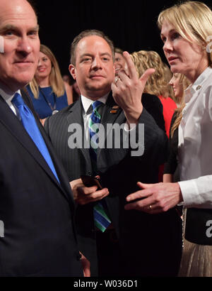 Reince Priebus (C), Presidente del Comitato Nazionale Repubblicano, arriva in corrispondenza della morsa dibattito presidenziale tra Gov. Mike pence (R-il) e Sen. Tim Kaine (D-VA) a Longwood University in Farmville, Virginia, il 4 ottobre 2016. Foto di Kevin Dietsch/UPI Foto Stock