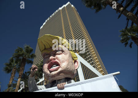 I dimostranti protestano al di fuori del Trump International Hotel e Casinò come protestano candidato presidenziale repubblicano Donald Trump, a Las Vegas il 19 ottobre 2016. I membri dell'Unione culinari, i diritti dei lavoratori e i gruppi di immigrati di altri gruppi per la difesa dei diritti hanno protestato Donald Trump al suo hotel aggrappati che Trump ha pratiche di lavoro ingiuste verso i suoi lavoratori. Foto di Kevin Dietsch/UPI Foto Stock