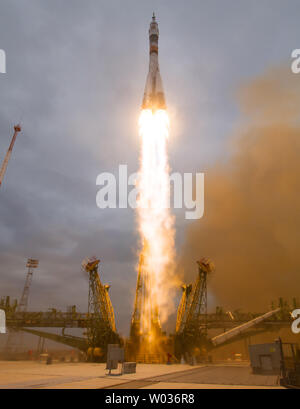 Il Soyuz MS-02 razzo viene lanciato con spedizione 49 Soyuz commander Sergey Ryzhikov di Roscosmos, tecnico di volo Shane Kimbrough della NASA e tecnico di volo Andrey Borisenko di Roscosmos, Mercoledì, 19 ottobre 2016, presso il cosmodromo di Baikonur in Kazakistan. Ryzhikov, Kimbrough e Borisenko permetterà di trascorrere i prossimi quattro mesi a vivere e lavorare a bordo della Stazione Spaziale Internazionale. Foto NASA da Joel Kowsky/UPI Foto Stock