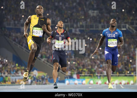 Medaglia d'oro della Giamaica Usain Bolt porta medaglia d'argento Justin Gatlin (USA) e Jimmy Vicaut (FRA) sulla linea del traguardo per vincere gli Uomini 100m Finale con un tempo di 9,81 allo Stadio Olimpico presso il Rio 2016 Olimpiadi di estate a Rio de Janeiro, Brasile, il 14 agosto 2016. Foto di Kevin Dietsch/UPI Foto Stock