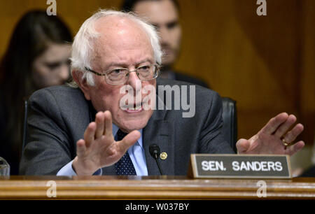 Il Sen. Bernie Sanders bruscamente domande Oklahoma Attorney General Scott Pruitt, designati per essere il prossimo amministratore per l'EPA, durante il Senato Ambiente e opere pubbliche Comitato audizioni, sul colle del Campidoglio, 18 gennaio 2017, a Washington D.C. Sanders interrogato Pruitt stand della sul se le attività umane è responsabile per il cambiamento climatico. Foto di Mike Theiler/UPI Foto Stock