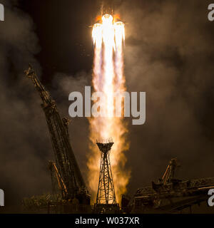 Il Soyuz MS-06 lanci spaziali dal cosmodromo di Baikonur con spedizione 50 equipaggi Joe Acaba della NASA, Alexander Misurkin di Roscosmos e Mark Vande Hei della NASA dal cosmodromo di Baikonur in Kazakistan, Settembre 13, 2017, (tempo kazaka) (sett. 12, il tempo DEGLI STATI UNITI). Acaba, Misurkin e Vande Hei trascorreranno circa cinque mesi e mezzo sulla Stazione spaziale internazionale. Foto di NASA/Bill Ingalls/UPI Foto Stock