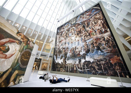 Fotografi di scattare le foto di una galleria di pittura riproduzioni di Michelangelo a premere anteprima quando Westfield Corporation debutta fino vicino: la Cappella Sistina di Michelangelo, un coinvolgente limitato tempo mostra del Museo e qualità vicino a dimensioni di vita le riproduzioni dei leggendari maestri gli affreschi che decorano la Cappella Sistina a Roma, presso il World Trade Centre Oculus hub di trasporto nella città di New York il 22 giugno 2017. La mostra debutto a New York corre dal 23 giugno-luglio 23 nell'occhio al Westfield World Trade Centre, seguita da sei città successivi: Sacramento, Los Angeles, San Diego, Seattle, C Foto Stock