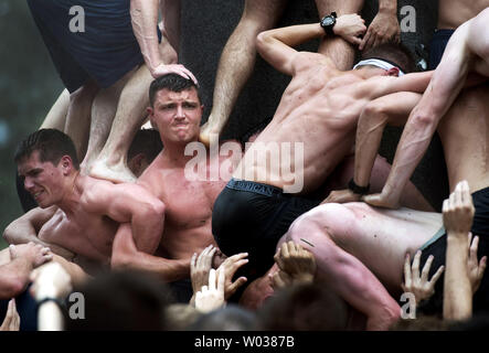 Il guardiamarina lavorano insieme durante l'Herndon Monument Climb all'Accademia Navale degli Stati Uniti ad Annapolis, Maryland il 22 maggio 2017. Il guardiamarina Joe McGraw, di Rockford, Illinois, posto il upperclassman hat sulla sommità del monumento dopo 2 ore, 21 minuti e 21 secondi. L'Herndon Monument Climb è il tradizionale culmine della plebe anno o al primo anno, presso l'U.S. Accademia Navale. La classe deve lavorare insieme per recuperare un bianco plebs 'dixie cup' cappello del monumento e di sostituirlo con un upperclassman's hat. Foto di Kevin Dietsch/UPI Foto Stock