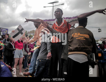 Persone allegria durante una durante il mese di marzo per le strade per chiedere che il Presidente Robert Mugabe dimettersi e passo verso il basso dal potere di Harare, Zimbabwe, il 19 novembre 2017. Il 93-anno-vecchio leader è stato al potere per 37 anni, ma è stata data con 24 ore di dimettersi o faccia impeachment. Foto di Belal Khaled/UPI Foto Stock