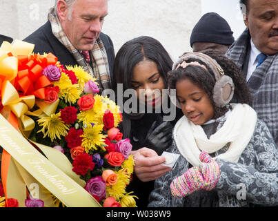 Il Segretario degli Interni Ryan Zinke dà una sfida moneta di Yolanda King (destra) come sua madre Arndrea acque re guarda su durante la ghirlanda annuale cerimonia di posa per il Martin Luther King Jr. giorno il Martin Luther King Jr. Memorial a Washington D.C., il 15 gennaio 2018. Yolanda è la nipote di Martin Luther King Jr. Foto di Erin Schaff/UPI Foto Stock