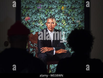 Un ritratto di ex presidente Barack Obama è visualizzato in del Smithsonian National Portrait Gallery di Washington D.C., il 13 febbraio 2018. Il suo ritratto ed ex first lady Michelle Obama il ritratto sono state aperte per la visualizzazione da parte del pubblico di oggi. Barack è stato ritratto da Kehinde Wiley ed è un olio su tela. Foto di Pat Benic/UPI Foto Stock
