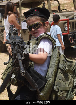 Un ragazzo ebreo di esercito indossa ingranaggio e detiene un fucile d assalto su Israele il settantesimo giorno di indipendenza a un display militare nell'Ma'ale Adumim insediamento ebraico, West Bank, 19 aprile 2018. Foto di Debbie Hill/UPI Foto Stock