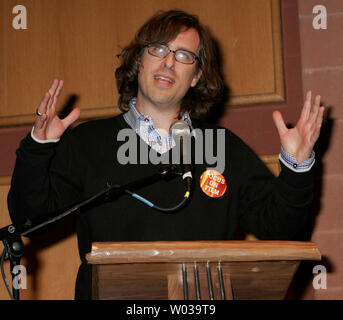 Direttore Brett Morgen risolve il pubblico durante la cerimonia di apertura del 2007 Sundance Film Festival presso il Teatro Eccles in Park City, Utah il 18 gennaio 2007. (UPI foto/David Silpa) Foto Stock