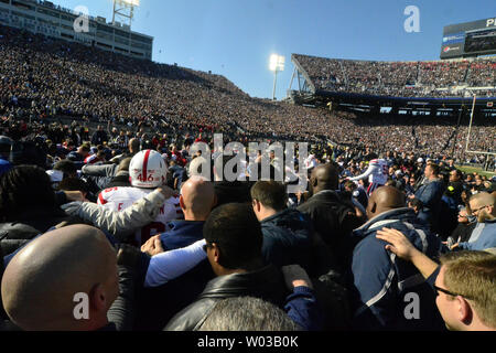 Il Nebraska e Penn State allume e soddisfare i giocatori al centro di Beaver Stadium e mettere in pausa per una preghiera prima di iniziare la Penn State Nittany Lions e Nebraska partita di calcio in State College, Pensilvania il 12 novembre 2011. Il Nebraska è andato a vincere 17-14. UPI/Archie Carpenter Foto Stock