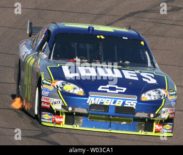 Jimmie Johnson entra girare uno per il suo modo di vincere la NASCAR Checker ricambi auto 500 al Phoenix International Raceway in Avondale, Arizona Novembre 11, 2007. Per Johnson è stata la sua quarta vittoria di fila e la sua decima vittoria della stagione. Johnson conduce il suo compagno di squadra Jeff Gordon andando nelle prossime settimane in finale di gara. (UPI foto/Arte Foxall) Foto Stock