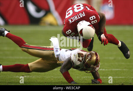 Arizona Cardinals stretto fine Ben Patrick (89) viene attivato da San Francisco 49ers cornerback Walt Harris (27) durante la prima metà del gioco tra i Cardinali e i 49ers presso la University of Phoenix Stadium di Glendale, Arizona Novembre 25, 2007. (UPI foto/Arte Foxall) Foto Stock