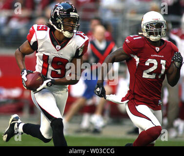 Atlanta Falcons wide receiver Laurent Robinson (19) testine per la zona di estremità per un touchdown come Arizona Cardinals Antrel Rolle (21) tenta di recuperare il ritardo accumulato durante la prima metà azione a University of Phoenix Stadium di Glendale, Arizona Dicembre 23, 2007. (UPI foto/Arte Foxall) Foto Stock