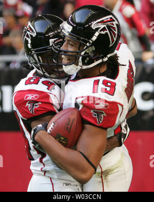 Atlanta Falcons wide receiver Laurent Robinson (19) celebra il suo touchdown contro l'Arizona Cardinals con il compagno di squadra Roddy bianco (84) durante la prima metà azione a University of Phoenix Stadium di Glendale, Arizona Dicembre 23, 2007. (UPI foto/Arte Foxall) Foto Stock