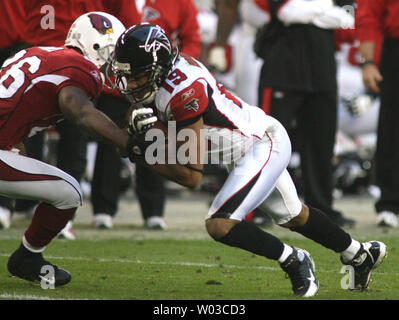 Atlanta Falcons wide receiver Laurent Robinson (19) tenta di prelevare più yardage contro l'Arizona Cardinals asta cofano (26)durante il secondo semestre presso la University of Phoenix Stadium di Glendale, Arizona Dicembre 23, 2007. I Cardinali sconfitto i falchi 30-27 in ore di lavoro straordinario. (UPI foto/Arte Foxall) Foto Stock