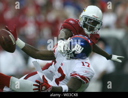 Arizona Cardinals D. Rodgers-Cromartie rompe un pass destinati a New York Giants Plaxico Burress (17) durante il primo trimestre alla University of Phoenix Stadium di Glendale, Arizona, il 23 novembre 2008. (UPI foto/Arte Foxall) Foto Stock