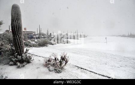 La neve copre il corso dopo il gioco è stato sospeso durante il primo round di Accenture Campionato mondiale di golf presso il Golf Club di Colomba in montagna Marana, Arizona Febbraio 20, 2013. UPI/Arte Foxall Foto Stock