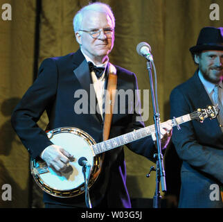 Attore comico,Steve Martin esegue a Muhammad Ali celebrità Fight Night che raccoglie fondi per il Muhammad Ali Centro Parkinson a Barrow centro neurologico a Phoenix, Arizona, marzo 23, 2013. UPI/Arte Foxall Foto Stock