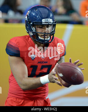 Arizona Wildcats quarterback Anu Salomone ottiene la snap come egli si riscalda prima della Fiesta Bowl gioco presso la University of Phoenix Stadium di Glendale, Arizona Dicembre 31, 2014. UPI/Arte Foxall Foto Stock