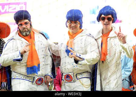 Boise State Broncos fan vestito come Elvis pongono per telecamere prima il Fiesta Bowl gioco tra i Broncos e l'Arizona Wildcats presso la University of Phoenix Stadium di Glendale, Arizona Dicembre 31, 2014. UPI/Arte Foxall Foto Stock