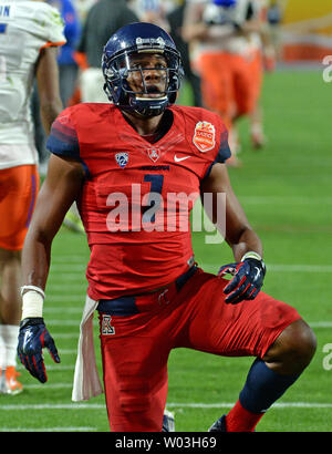 Arizona Wildcats wide receiver Cayleb Jones guarda fino al grande schermo dopo che non è in grado di catturare un pass su Wildcats nell' ultimo gioco della Fiesta ciotola come Wildcats perso a Boise State Broncos 38-30 presso la University of Phoenix Stadium di Glendale, Arizona Dicembre 31, 2014. UPI/Arte Foxall Foto Stock