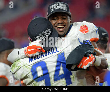 Boise State Broncos giocatori festeggiare dopo aver vinto il Fiesta Bowl 38-30 oltre l'Arizona Wildcats presso la University of Phoenix Stadium di Glendale, Arizona Dicembre 31, 2014. UPI/Arte Foxall Foto Stock