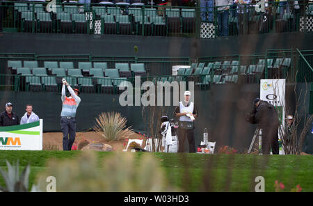 Bubba Watson tees off ad una quasi vuoto sedicesimo foro del secondo round della gestione dei rifiuti Phoenix aperta presso il Fairmont Scottsdale Princess campo da golf a Scottsdale, Arizona Gennaio 30, 2015. Foto di arte Foxall/UPI Foto Stock