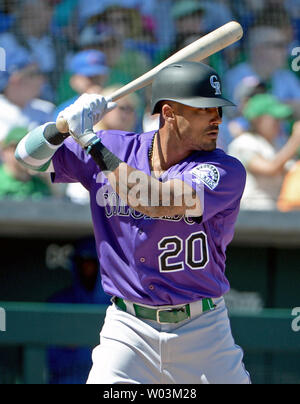 Colorado Rockies' Ian Desmond attende un passo nel primo inning contro il Chicago Cubs a Sloan Park in Mesa, Arizona il 17 marzo 2019. Foto di arte Foxall/UPI Foto Stock