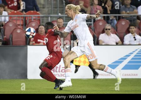 Toronto, Ontario, Canada. Il 26 giugno, 2019. BREK SHEA (20) e RICHIE LARYEA (22) in azione durante il gioco MLS tra tra Toronto FC e Atlanta United FC Credito: Angelo Marchini/ZUMA filo/Alamy Live News Foto Stock