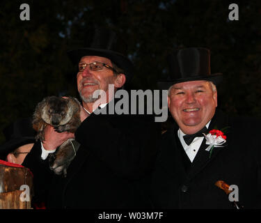 Punxsutawney Phil sul suo 126anniversario prevede altre sei settimane di inverno meteo Punxsutawney Pennsylvania il 2 febbraio 2012. Cerchio interno degli stati e gestore di marmotta Ron Ploucha (C) e marmotta Club Presidente Bill Deeley con Phil. UPI/George M poteri Foto Stock