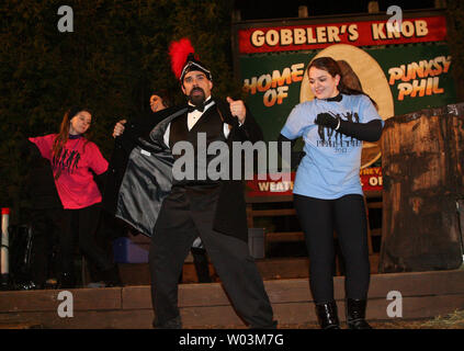 Punxsutawney Phil, sul suo 126anniversario, prevede ulteriori sei settimane di inverno meteo Punxsutawney Pennsylvania il 2 febbraio 2012. Cerchio interno degli stati e Emcee Dave Gigliotti danze con un membro della fil-ettes dance team. Il divertimento è andato avanti tutta la notte contribuendo a mantenere le migliaia di presenze a caldo. UPI/George M poteri Foto Stock