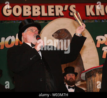 Punxsutawney Phil, sul suo 126anniversario, prevede ulteriori sei settimane di inverno meteo in Punxsutawney Pennsylvania il 2 febbraio 2012. Cerchio interno Vice Presidente Mike Johnston trattiene le due chiocciole che trattiene Punxsutawney Phil le previsioni. UPI/George M poteri Foto Stock