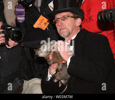 Punxsutawney Phil, sul suo 126anniversario, prevede ulteriori sei settimane di inverno meteo Punxsutawney Pennsylvania il 2 febbraio 2012. Cerchio interno degli stati e gestore di marmotta Ron Ploucha e Punxsutawney Phil rispondere alle domande da parte dei media dopo la sua prognostication. UPI/George M poteri Foto Stock