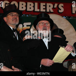 Punxsutawney Phil, sul suo 126anniversario, prevede ulteriori sei settimane di inverno meteo in Punxsutawney Pennsylvania il 2 febbraio 2012. Cerchio interno Vice Presidente Mike Johnston legge Phil ufficiale della proclamazione come Inner Circle stati ed Jekielek tiene il microfono. UPI/George M poteri Foto Stock