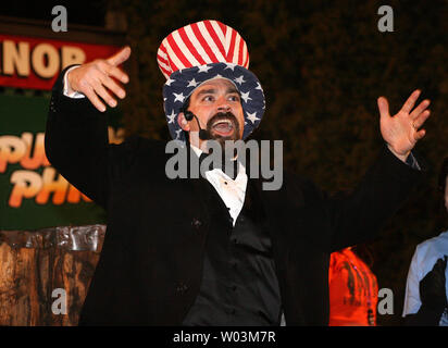 Punxsutawney Phil, sul suo 126anniversario, prevede ulteriori sei settimane di inverno meteo Punxsutawney Pennsylvania il 2 febbraio 2012. Cerchio interno degli stati e Emcee Dave Gigliotti conduce la folla in una canzone. Il divertimento è andato avanti tutta la notte contribuendo a mantenere le migliaia di presenze a caldo. UPI/George M poteri Foto Stock