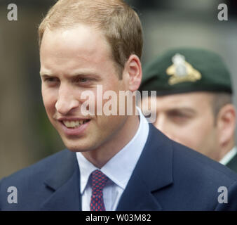 Il principe William ispeziona la guardia d'onore come lui e la sua moglie Kate, il Duca e la Duchessa di Cambridge, visitare Quebec City Hall durante il loro tour reale in Quebec City, Quebec, Luglio 3, 2011. UPI/Heinz Ruckemann Foto Stock
