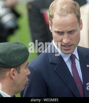 Il principe William ispeziona la guardia d'onore come lui e la sua moglie Kate, il Duca e la Duchessa di Cambridge, visitare Quebec City Hall durante il loro tour reale in Quebec City, Quebec, Luglio 3, 2011. UPI/Heinz Ruckemann Foto Stock