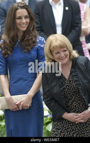 Il principe William la moglie Kate, la Duchessa di Cambridge, sorrisi a Quebec City Hall durante il loro tour reale in Quebec City, Quebec, Luglio 3, 2011. UPI/Heinz Ruckemann Foto Stock