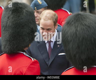 Il principe William ispeziona la guardia d'onore come lui e la sua moglie Kate, il Duca e la Duchessa di Cambridge, visitare Quebec City Hall durante il loro tour reale in Quebec City, Quebec, Luglio 3, 2011. UPI/Heinz Ruckemann Foto Stock