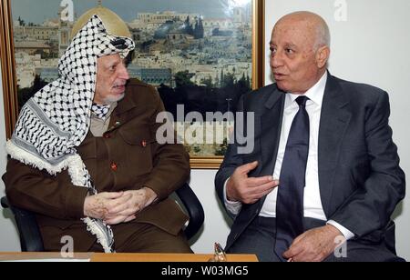 Il Presidente palestinese Yasser Arafat, a sinistra si incontra con il Primo ministro palestinese Ahmed Qureia su dicembre 2, 2003 a Ramallah in Cisgiordania. Il sig. Qureia è stato molto critico nei confronti del "muro di sicurezza" che Israele è stato edificio, dicendo che è un ostacolo alla pace. In una rara passare, Israele ha parlato fuori contro gli Stati Uniti intensione dell incontro finanziatori degli accordi di Ginevra, che sono stati rilasciati ieri in Svizzera. (UPI foto/PA Ufficio Stampa) Foto Stock