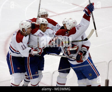 Montreal Canadiens' (da sinistra) aku Koivu, Francesco Bouillon, Christopher Higgins e Matheu Dandenault congratularmi con il compagno di squadra Michael Ryder dopo che ha segnato il gioco goal vincente contro la Carolina Hurricanes nel secondo le ore di lavoro straordinario periodo durante il gioco 2 del NHL Eastern Conference quaterfinals a RBC Center di Raleigh, NC 24 aprile 2006. Montreal ha vinto, 6-5. (UPI foto/Jeffrey A. Camarati) Foto Stock